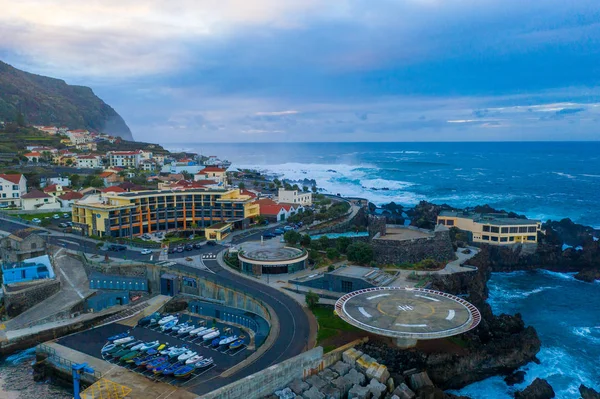 溶岩プール マデイラ島 ポルトガルと Porto Moniz 村の空撮 — ストック写真