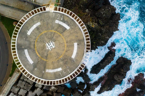 Paire Atterrissage Hélicoptère Bord Falaise Par Les Vagues Océan — Photo