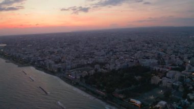 15 Temmuz 2018 - Limasol, Kıbrıs: Kıbrıs Cumhuriyeti, Limasol kasabada güzel hava akşam gün batımı görünümü. (Molos) Limasol Kıbrıs gezi. Limasol merkezi hava video