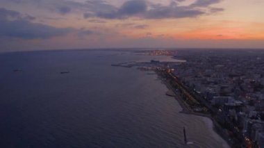 15 Temmuz 2018 - Limasol, Kıbrıs: Kıbrıs Cumhuriyeti, Limasol kasabada güzel hava akşam gün batımı görünümü. (Molos) Limasol Kıbrıs gezi. Limasol merkezi hava video