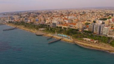 10 Temmuz 2018 - Limasol, Kıbrıs: Kıyı şeridi ve plaj havadan görünümü ve deniz gemilerle. Şaşırtıcı Limasol tatil beldesi.