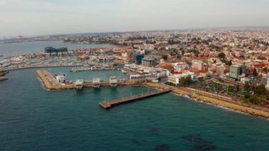 10 Temmuz 2018 - Limasol, Kıbrıs: Kıyı şeridi ve plaj havadan görünümü ve deniz gemilerle. Şaşırtıcı Limasol tatil beldesi.