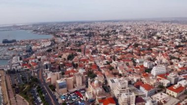 10 Temmuz 2018 - Limasol, Kıbrıs: Kıyı şeridi ve plaj havadan görünümü ve deniz gemilerle. Şaşırtıcı Limasol tatil beldesi.