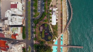 10 Temmuz 2018 - Limasol, Kıbrıs: Kıyı şeridi ve plaj havadan görünümü ve deniz gemilerle. Şaşırtıcı Limasol tatil beldesi.