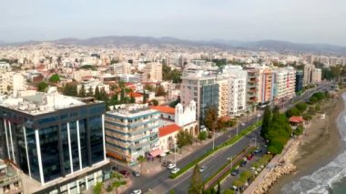 10 Temmuz 2018 - Limasol, Kıbrıs: Kıyı şeridi ve plaj havadan görünümü ve deniz gemilerle. Şaşırtıcı Limasol tatil beldesi.