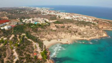 10 Temmuz 2018 - Limasol, Kıbrıs: Konnos Bay Beach, Ayia Napa ünlü plaj havadan görünümü. Mağusa Bölgesi, Kıbrıs.