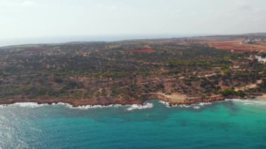 10 Temmuz 2018 - Limasol, Kıbrıs: Konnos Bay Beach, Ayia Napa ünlü plaj havadan görünümü. Mağusa Bölgesi, Kıbrıs.