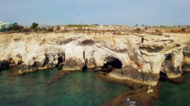 10 Temmuz 2018 - Limasol, Kıbrıs: Güzel kayalıklarla ve kemerler Aiya Napa, Kıbrıs Cumhuriyeti