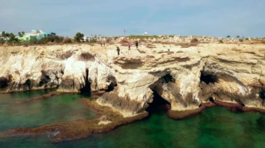 10 Temmuz 2018 - Limasol, Kıbrıs: Güzel kayalıklarla ve kemerler Aiya Napa, Kıbrıs Cumhuriyeti