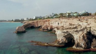 10 Temmuz 2018 - Limasol, Kıbrıs: Güzel kayalıklarla ve kemerler Aiya Napa, Kıbrıs Cumhuriyeti