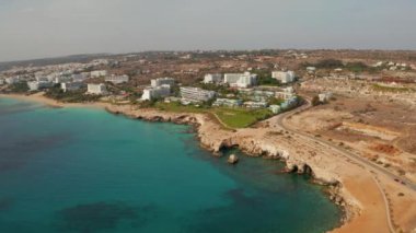 20 Temmuz 2018 - Limasol, Kıbrıs: Aiya Napa havadan görünümü, Kıbrıs. Kristal mavi su Kıbrıs'ta sahilde insanlar.