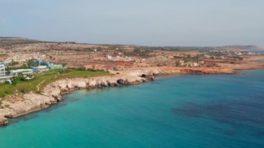 20 Temmuz 2018 - Limasol, Kıbrıs: Aiya Napa havadan görünümü, Kıbrıs. Kristal mavi su Kıbrıs'ta sahilde insanlar.