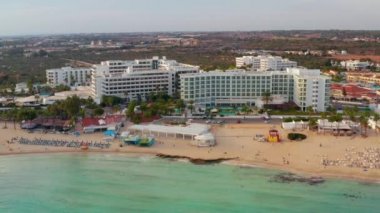 20 Temmuz 2018 - Limasol, Kıbrıs: Aiya Napa havadan görünümü, Kıbrıs. Kristal mavi su Kıbrıs'ta sahilde insanlar.