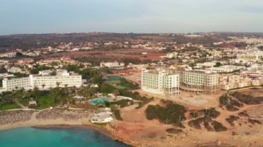 20 Temmuz 2018 - Limasol, Kıbrıs: Aiya Napa havadan görünümü, Kıbrıs. Kristal mavi su Kıbrıs'ta sahilde insanlar.