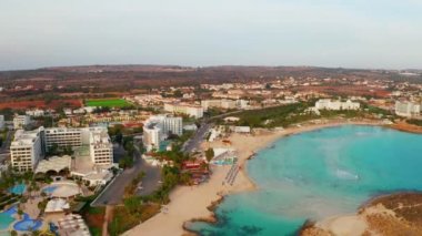 20 Temmuz 2018 - Limasol, Kıbrıs: Aiya Napa havadan görünümü, Kıbrıs. Kristal mavi su Kıbrıs'ta sahilde insanlar.