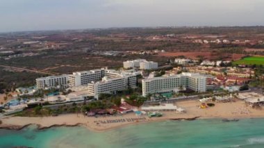 20 Temmuz 2018 - Limasol, Kıbrıs: Aiya Napa havadan görünümü, Kıbrıs. Kristal mavi su Kıbrıs'ta sahilde insanlar.