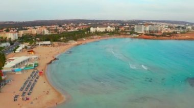 20 Temmuz 2018 - Limasol, Kıbrıs: Aiya Napa havadan görünümü, Kıbrıs. Kristal mavi su Kıbrıs'ta sahilde insanlar.