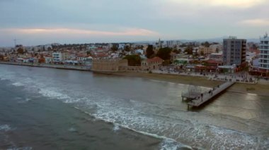 10 Temmuz 2018 - Limasol, Kıbrıs: Larnaka deniz tarafında güzel bir akşam. Kıbrıs'taki tarihi kentin havadan görünümü.