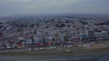 10 Temmuz 2018 - Limasol, Kıbrıs: Larnaka deniz tarafında güzel bir akşam. Kıbrıs'taki tarihi kentin havadan görünümü. 