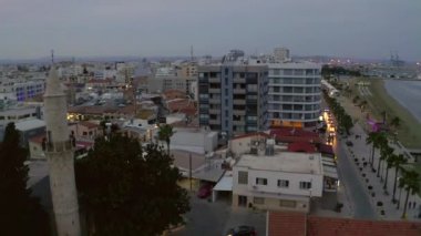 10 Temmuz 2018 - Limasol, Kıbrıs: Larnaka deniz tarafında güzel bir akşam. Kıbrıs'taki tarihi kentin havadan görünümü. 