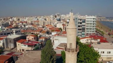 30 Ağustos 2018 - Larnaka, Cyprus: Hava eski kasaba görünümü üzerinde Larnaka ile Rum Ortodoks Kilisesi Saint Lazarus, Larnaca, Kıbrıs