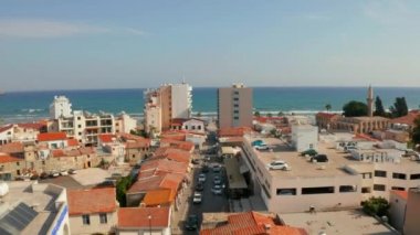30 Ağustos 2018 - Larnaka, Cyprus: Hava eski kasaba görünümü üzerinde Larnaka ile Rum Ortodoks Kilisesi Saint Lazarus, Larnaca, Kıbrıs.
