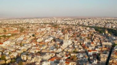 Hava yüksek irtifa görünümünü ikonik duvarlı Başkent Lefkoşa'da Kıbrıs. Kent üzerinde uçan ve şehrin ortasında Selimiye Camii ile Türk parçası görmek.