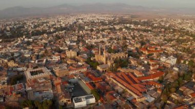 Hava yüksek irtifa görünümünü ikonik duvarlı Başkent Lefkoşa'da Kıbrıs. Kent üzerinde uçan ve şehrin ortasında Selimiye Camii ile Türk parçası görmek.