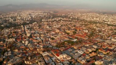 Hava yüksek irtifa görünümünü ikonik duvarlı Başkent Lefkoşa'da Kıbrıs. Kent üzerinde uçan ve şehrin ortasında Selimiye Camii ile Türk parçası görmek.