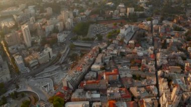 Hava yüksek irtifa görünümünü ikonik duvarlı Başkent Lefkoşa'da Kıbrıs. Kent üzerinde uçan ve şehrin ortasında Selimiye Camii ile Türk parçası görmek.