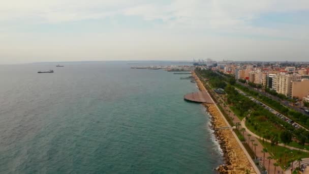 Juli 2018 Limassol Cyprus Luchtfoto Van Kustlijn Strand Schepen Zee — Stockvideo