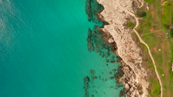 2018 リマソール キプロス アイヤ ナパ航空写真ビュー キプロス キプロスのクリスタル ブルーの水で海水浴の人々 — ストック動画