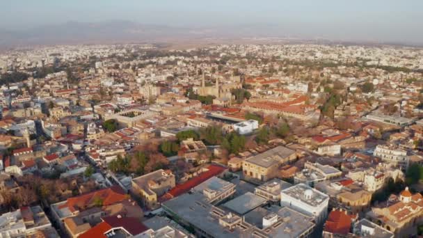 Luchtfoto Hooggelegen Zicht Iconische Ommuurde Hoofdstad Nicosia Cyprus Vliegen Boven — Stockvideo