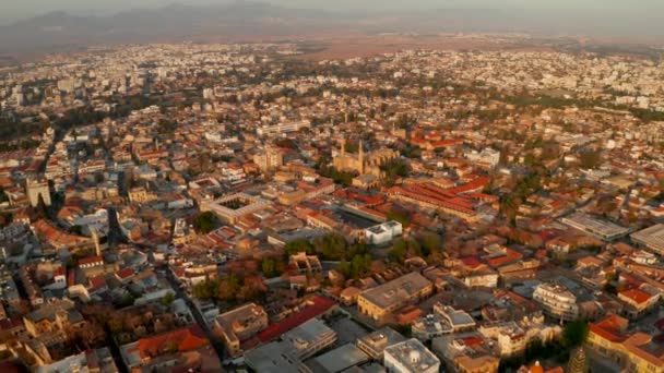 Vue aérienne en haute altitude de la capitale emblématique, Nicosie, à Chypre. Voler au-dessus de la vieille ville et voir la partie turque de la ville avec la mosquée Selimiye au milieu .