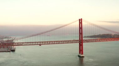 Köprü, rio tejo içinde Lizbon Protugal, 25 de Abril Köprüsü üzerinde 25 Nisan