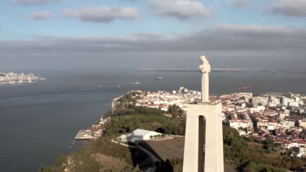 2018年7月10日 葡萄牙里斯本 葡萄牙圣堂 基督山雷天主教纪念碑和耶稣基督圣心神社的鸟鸟观 — 图库视频影像