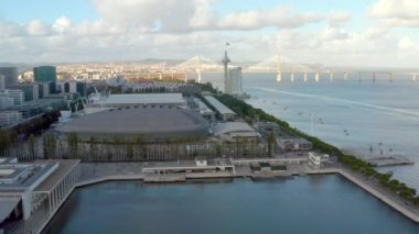 Lisbon, Portekiz - Kasım 2018: Meo Arena, Sao Gabriel ve Sao Rafael Towers şehir mesire Milletlerde Park, havadan görünümü 