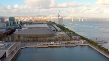 Lisbon, Portekiz - Kasım 2018: Meo Arena, Sao Gabriel ve Sao Rafael Towers şehir mesire Milletlerde Park, havadan görünümü 