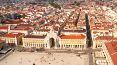 Ünlü Praça do Comercio (Commerce Square) - Lizbon ana müteşekkil havadan görünümü. Güzel Portekiz mimari