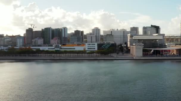 2018年11月8日 里斯本 葡萄牙 美丽的缆车景色在里斯本附近的梅奥竞技场附近的海湾 — 图库视频影像