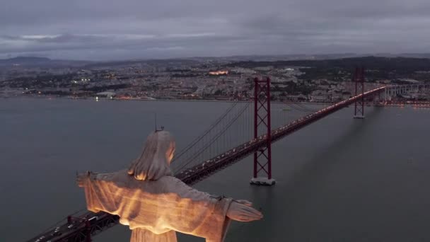 2018年11月10日 葡萄牙里斯本 在葡萄牙圣图阿里奥 克里斯多 里天主教纪念碑中的空中夜景或晚上的观景 日落后 — 图库视频影像