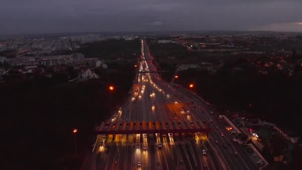 Vista Aérea Noturna Estrada Tráfego Com Carros Passando Pelo Ponto — Vídeo de Stock