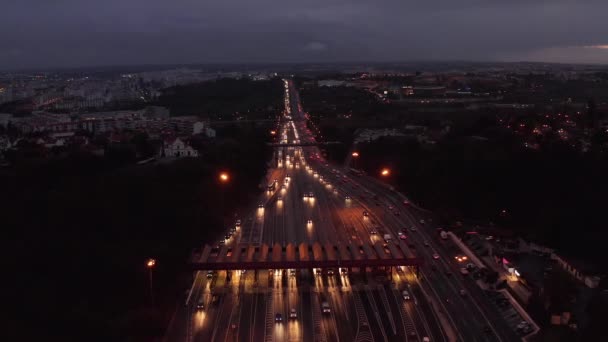 有料道路の通行料の場所の点を通る車と道路の空中夜景 ポルトガル ヨーロッパの高速道路インターチェンジの素晴らしい風景 — ストック動画