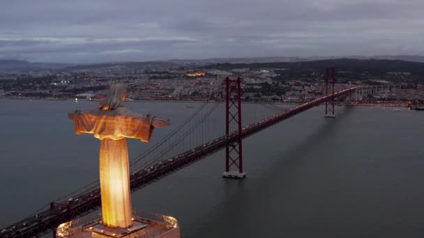 2018年11月10日 葡萄牙里斯本 在葡萄牙圣图阿里奥 克里斯多 里天主教纪念碑中的空中夜景或晚上的观景 日落后 — 图库视频影像