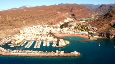 Sahil Gran Canaria ada, İspanya Puerto de Mogan şehrin havadan görünümü.