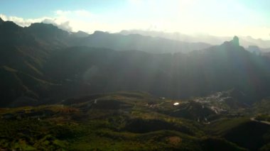 Gran Canaria ada hava dağ manzarası ile Tenerife Teide Yanardağı bulutların üzerinde görünür.