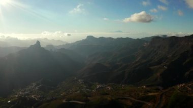 Gran Canaria ada hava dağ manzarası ile Tenerife Teide Yanardağı bulutların üzerinde görünür.