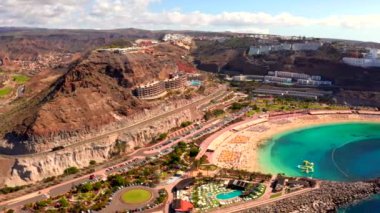 İspanya Gran Canaria adada tam Playa de Amadores bay Beach güzel havadan görünümü.