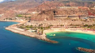 İspanya Gran Canaria adada tam Playa de Amadores bay Beach güzel havadan görünümü.