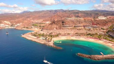 İspanya Gran Canaria adada tam Playa de Amadores bay Beach güzel havadan görünümü.